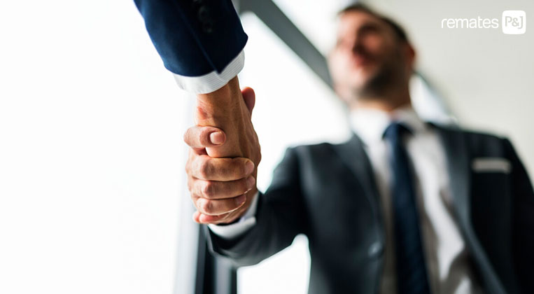 Cliente y proveedor estrechando manos cerrando trato