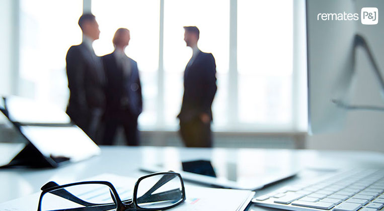 Ejecutivos de negocios en una oficina cerrando un trato